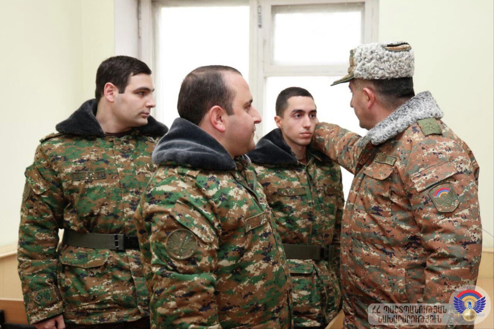 Замминистра обороны, начальник Генштаба ВС РА, генерал-лейтенант Эдуард Асрян посетил Республиканский сборный пункт в преддверии зимнего призыва (28 декабря 2025). Еревaн - Sputnik Արմենիա, 1920, 28.12.2025