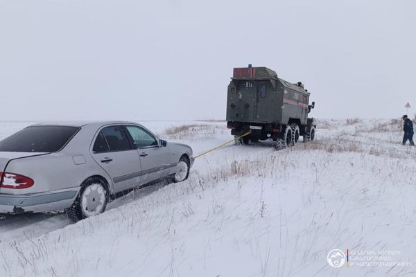Փրկարարներն օգնում են վարորդներին - Sputnik Արմենիա