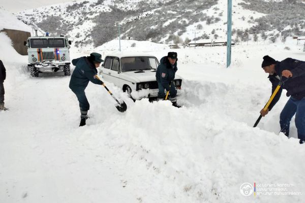 Փրկարարներն օգնում են վարորդներին - Sputnik Արմենիա