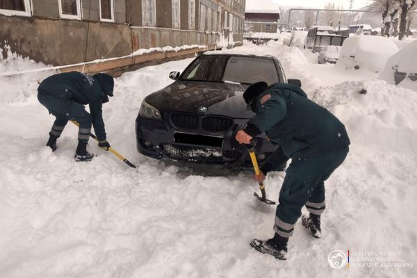 Փրկարարներն օգնում են վարորդներին - Sputnik Արմենիա