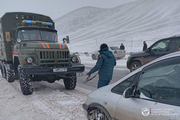 Спасатели помогают застрявшим в снегу водителям Спасатели помогают застрявшим в снегу водителям - Sputnik Армения