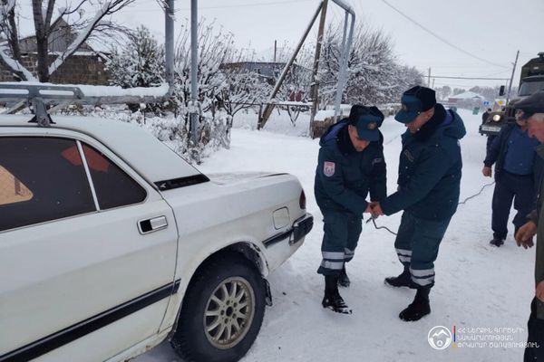 Փրկարարներն օգնում են վարորդներին - Sputnik Արմենիա