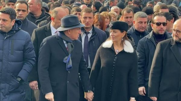 В Ереване стартовало возглавляемое Пашиняном шествие, заявленное как крестный ход - Sputnik Армения