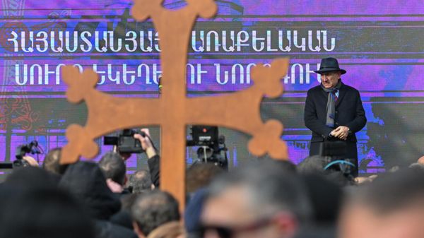 Премьер-министр Никол Пашинян во дворе церкви Святой Анны (6 января 2026). Еревaн - Sputnik Армения