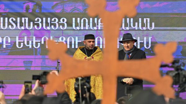 Премьер-министр Никол Пашинян во дворе церкви Святой Анны (6 января 2026). Еревaн - Sputnik Армения