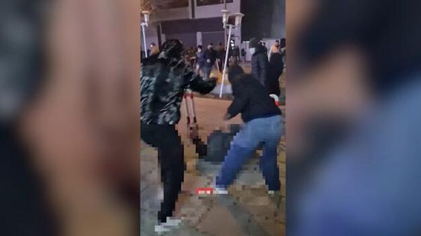 В Тегеране пожары в центре города, протестующие жгут машины, мотоциклы и баррикады - Sputnik Армения