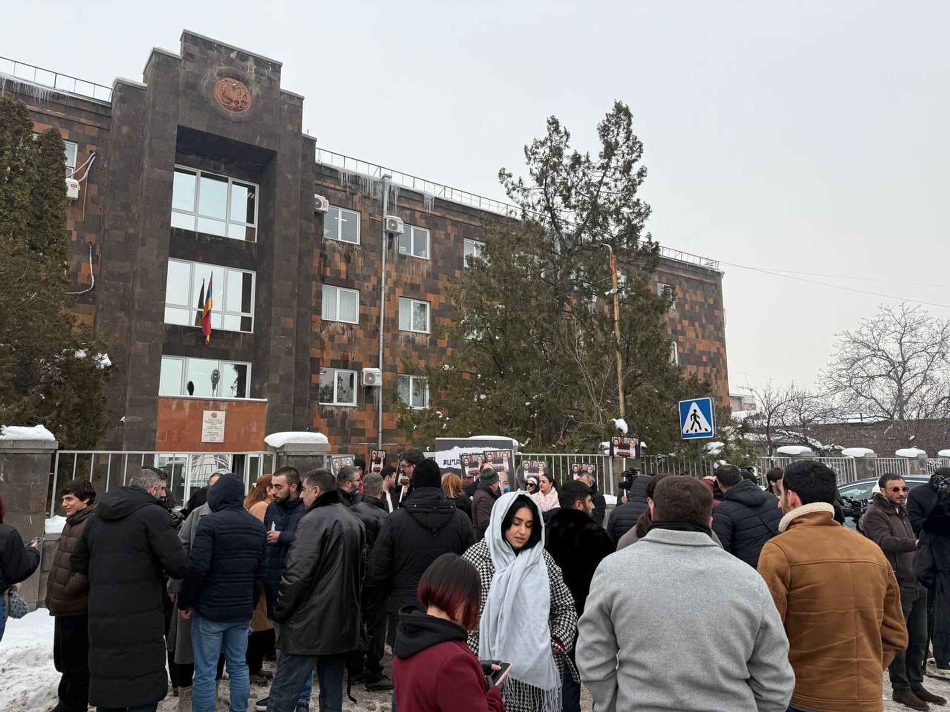 Люди у здания суда, где состоится первое судебное заседание по уголовному делу Имнимним-2 в отношении Нарека Самсоняна и Вазгена Сагателяна (9 января 2026). Еревaн - Sputnik Армения, 1920, 09.01.2026