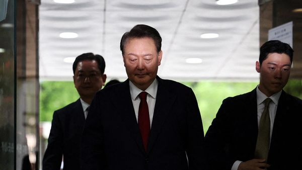 Бывший президент Южной Кореи Юн Сок Ель прибывает в суд для участия в слушании по пересмотру ордера на его арест (9 июля 2025). Сеул - Sputnik Армения