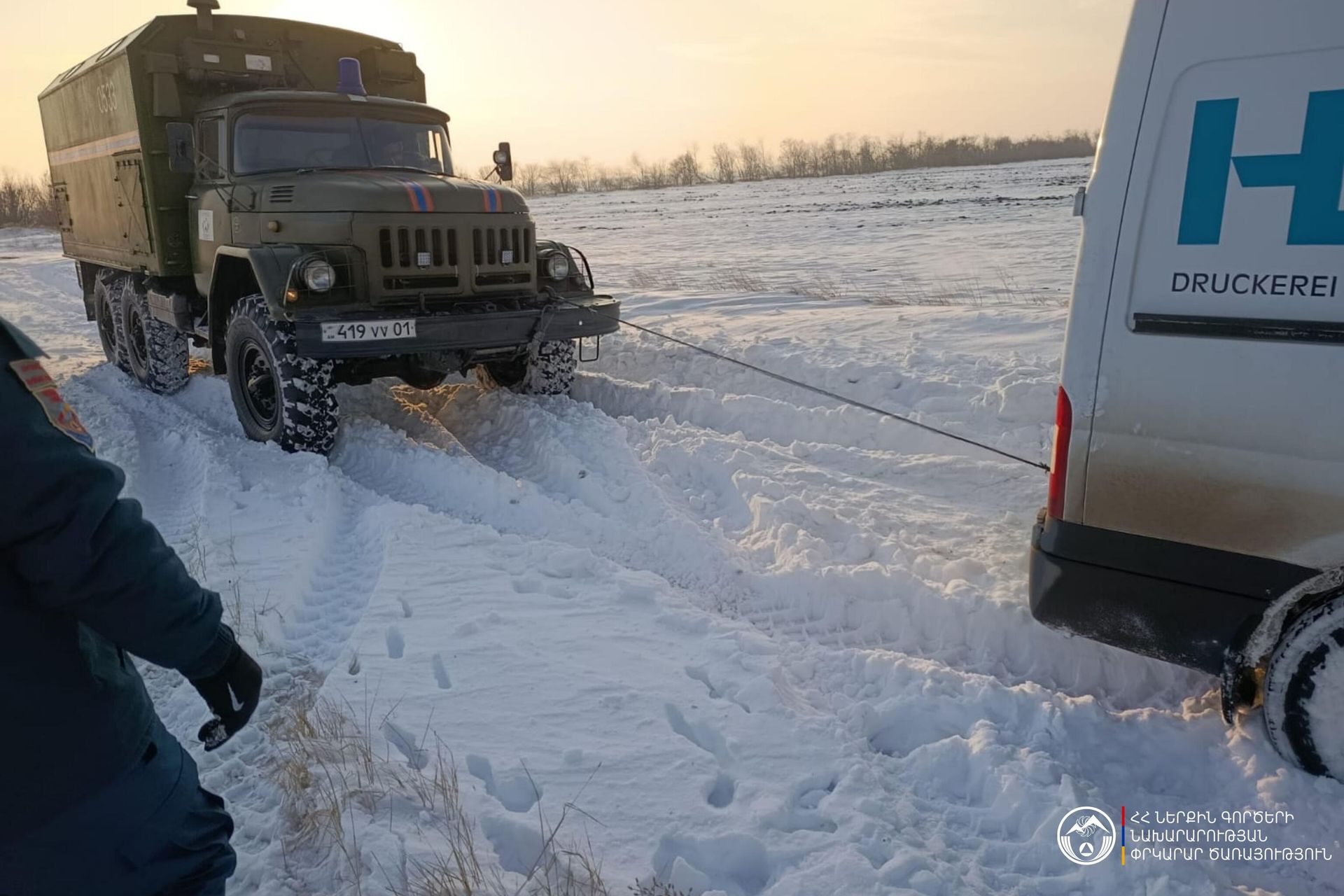 Спасатели помогают водителям заcтрявших в снегу автомобилей - Sputnik Армения, 1920, 10.01.2026