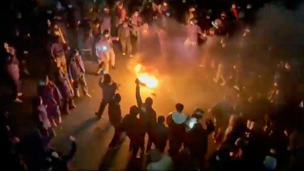 Кадр из видео с танцующими протестующими вокруг костра (9 января 2026). Тегеран - Sputnik Армения