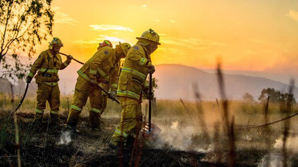 Пожарные ликвидируют оставшиеся очаги возгорания лесного пожара вблизи Александры, штат Виктория (10 января 2026). Австралия - Sputnik Армения
