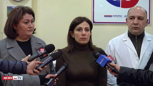 Министр здравоохранения Анаит Аванесян, дочь Вагифа Хачатряна и директор МЦ Норк-Мараш Микаел Адамян отвечают на вопросы журналистов о состоянии здоровья Вагифа Хачатряна (14 января 2025). Еревaн - Sputnik Армения