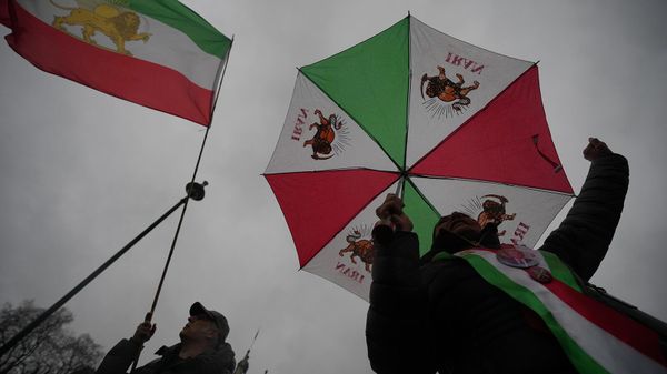 Протестующие с флагами Шаханшахского Государства Иран во время демонстрации перед зданием парламента в Лондоне (13 января 2026). Великобритания - Sputnik Армения