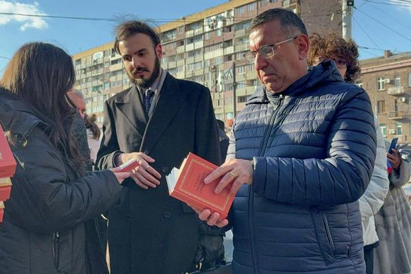 Презентация книги Судьба по имени Грибоедов у памятника писателю и дипломату в день его рождения (15 января 2026). Еревaн Презентация книги Судьба по имени Грибоедов у памятника писателю и дипломату в день его рождения (15 января 2026). Еревaн - Sputnik Армения