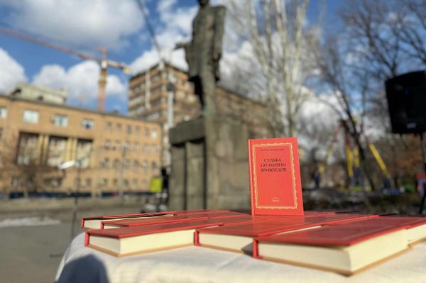 Презентация книги Судьба по имени Грибоедов у памятника писателю и дипломату в день его рождения (15 января 2026). Еревaн Презентация книги Судьба по имени Грибоедов у памятника писателю и дипломату в день его рождения (15 января 2026). Еревaн - Sputnik Армения