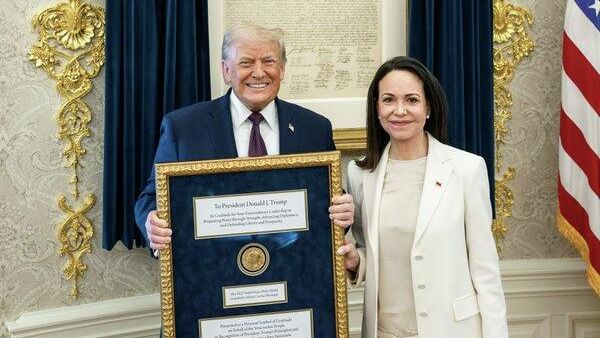 Мачадо передала Трампу медаль своей Нобелевской премии мира (15 января 2026). Вашингтон - Sputnik Армения