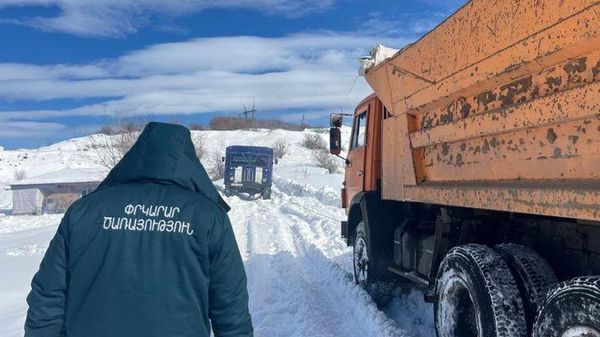 Спасатели у заблокированных из-за сильного снегопада грузовых автомашин - Sputnik Армения