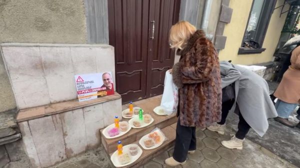11 օրվա սնունդ՝ ՄԻՊ գրասենյակի մոտ․ հացադուլ անող Սամսոնյանի աջակիցներն ակցիա են անում - Sputnik Արմենիա