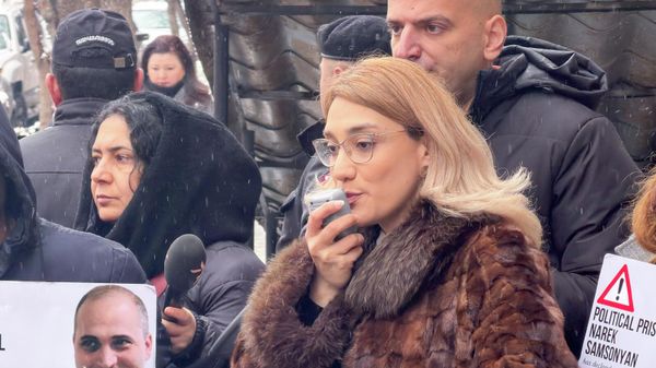 Акция у офиса омбудсмена с требованием срочно доставить политзаключенного Нарека Самсоняна в медицинское учреждение в связи с проблемами со здоровьем (19 января 2026). Еревaн - Sputnik Армения