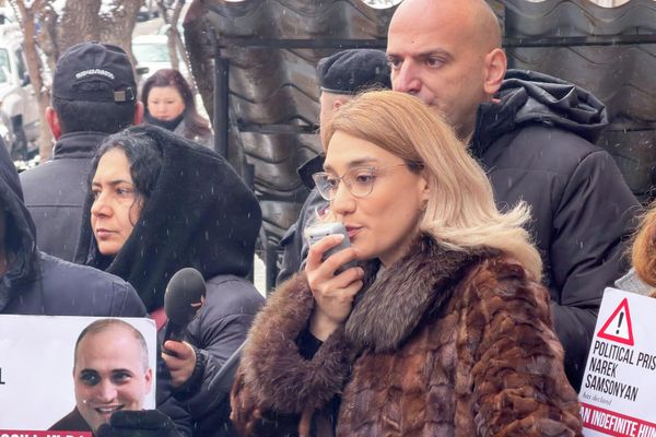 Акция у офиса омбудсмена с требованием срочно доставить политзаключенного Нарека Самсоняна в медицинское учреждение в связи с проблемами со здоровьем (19 января 2026). Еревaн - Sputnik Армения