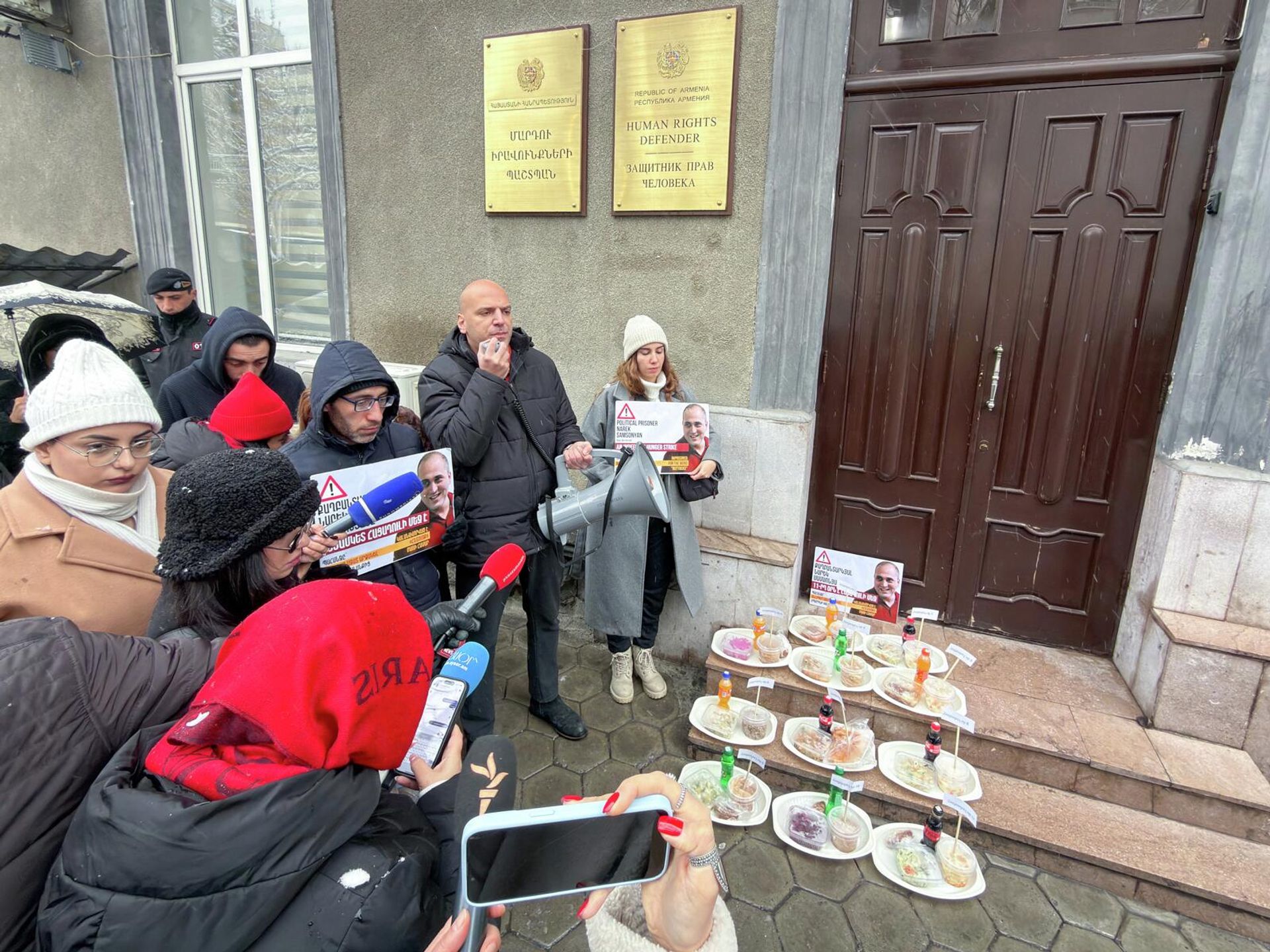 Акция у офиса омбудсмена с требованием срочно доставить политзаключенного Нарека Самсоняна в медицинское учреждение в связи с проблемами со здоровьем (19 января 2026). Еревaн - Sputnik Армения, 1920, 19.01.2026