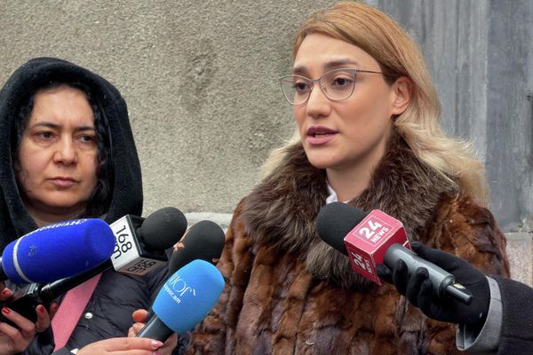 Акция у офиса омбудсмена с требованием срочно доставить политзаключенного Нарека Самсоняна в медицинское учреждение в связи с проблемами со здоровьем (19 января 2026). Еревaн - Sputnik Армения
