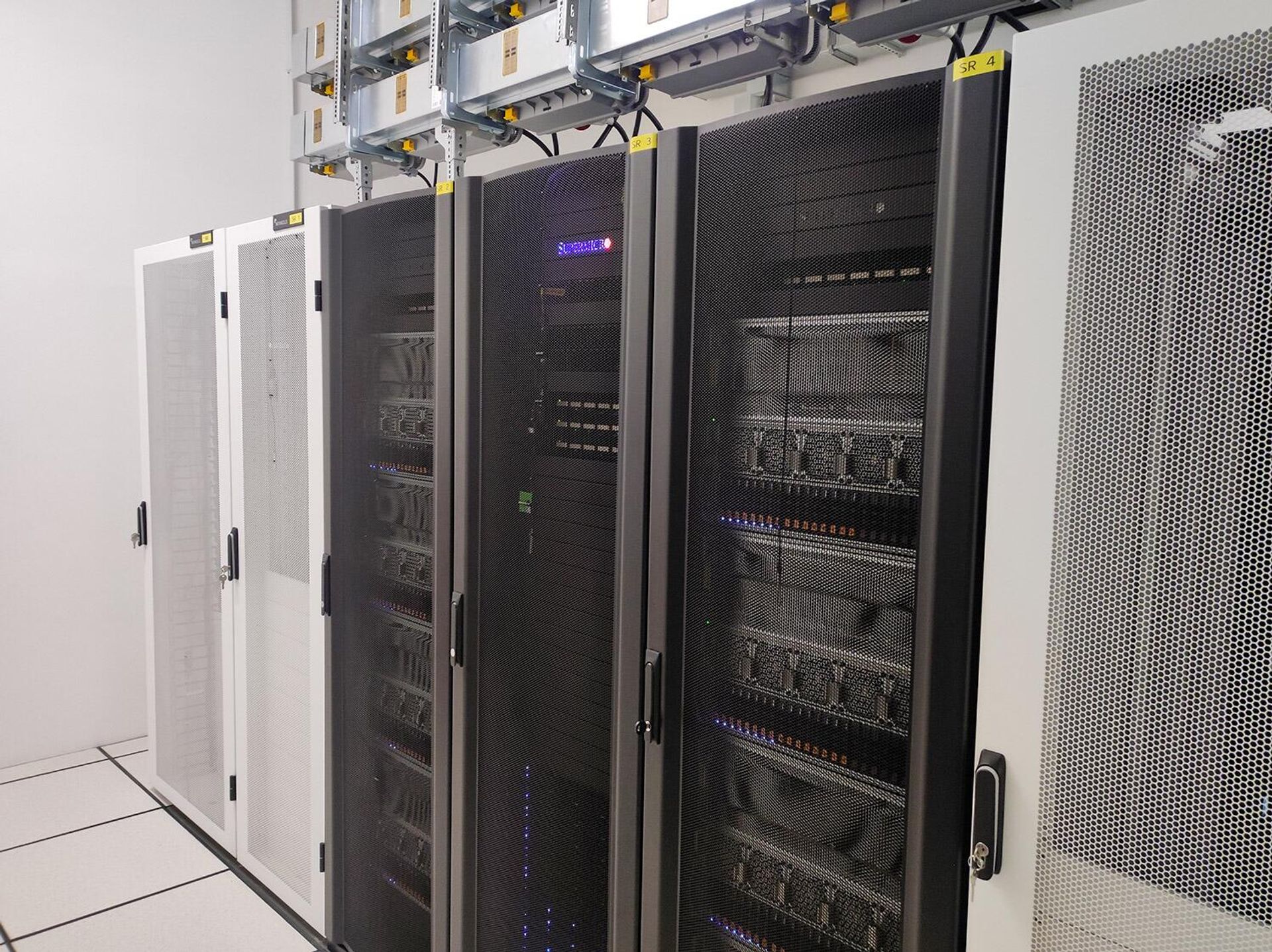 Суперкомпьютер Supermicro на процессорах Nvidia, установленный в Ереванском государственном университете - Sputnik Արմենիա, 1920, 20.01.2026