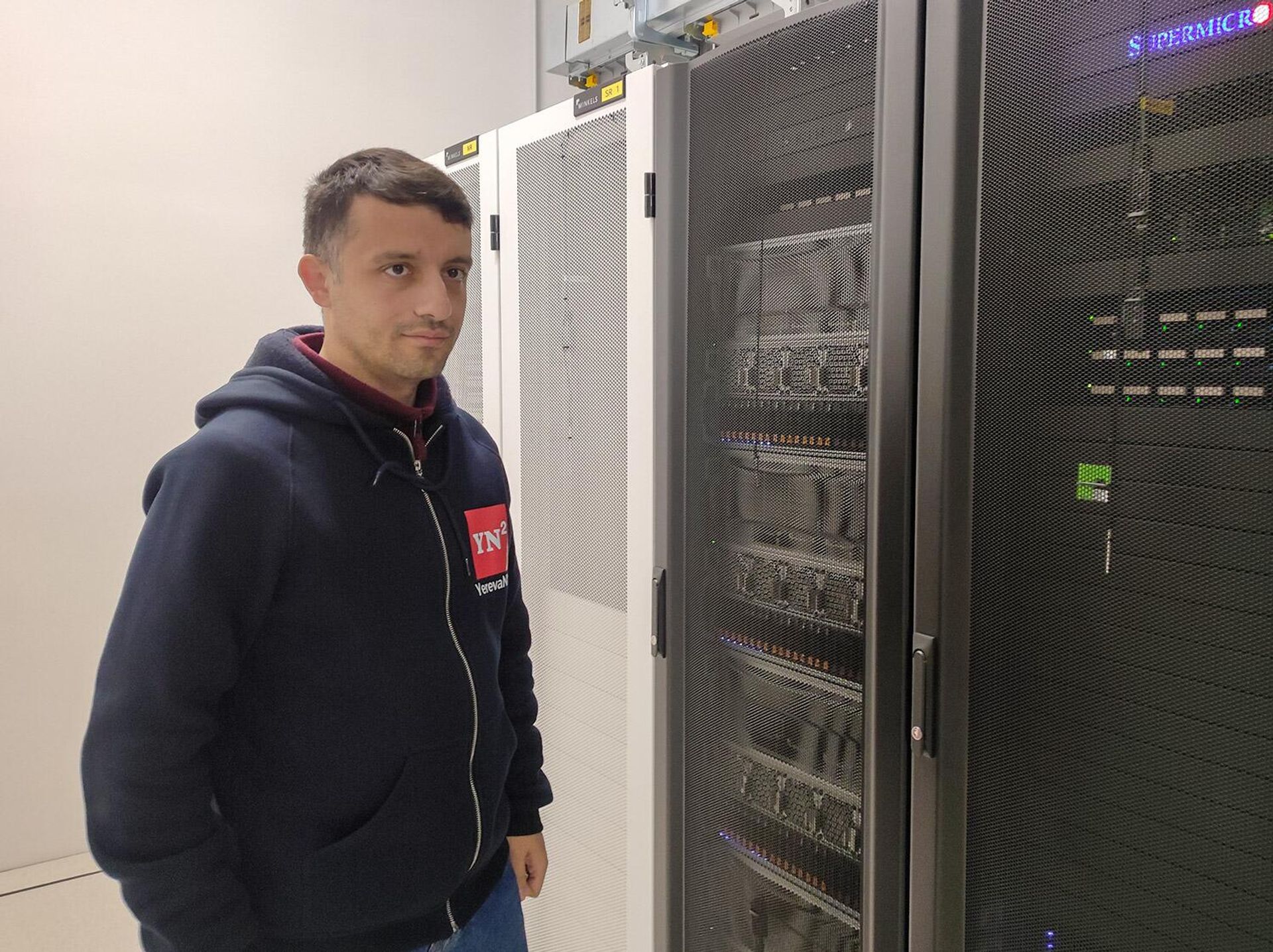 Руководитель лаборатории машинного обучения Ереванского государственного университета Грант Хачатрян в машинном зале суперкомпьютера ЕГУ - Sputnik Արմենիա, 1920, 20.01.2026