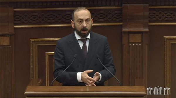 Министр иностранных дел Арарат Мирзоян во время Правительственного хаса в Национальном собрании (21 января 2026). Еревaн - Sputnik Армения