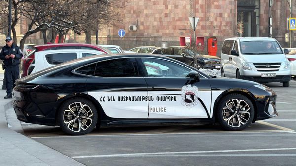 Машины полицейской гвардии в Ереване - Sputnik Армения
