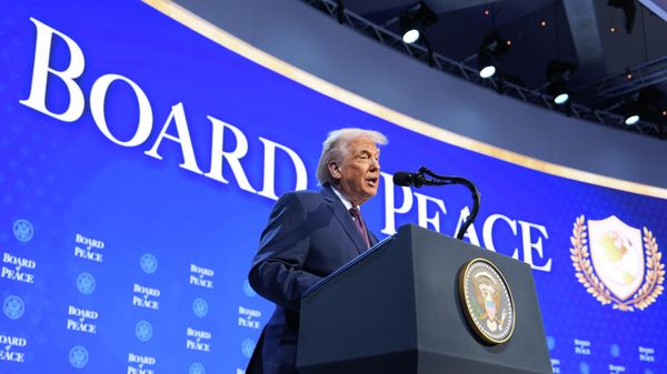 Президент США Дональд Трамп выступает во время объявления устава Совета мира на ежегодном заседании Всемирного экономического форума в Давосе (22 января 2026). Швейцария - Sputnik Армения