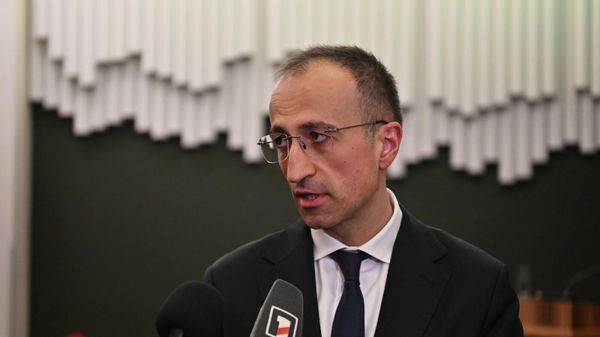 Министр труда и социальных вопросов Арсен Торосян отвечает на вопросы журналистов после церемонии подписания 4-го Республиканского коллективного договора (23 января 2026). Еревaн - Sputnik Армения