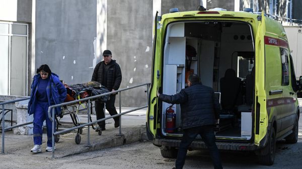 Ситуация у больницы, куда доставляют пострадавших после атаки БПЛА в Херсонской области. Архивное фото - Sputnik Армения