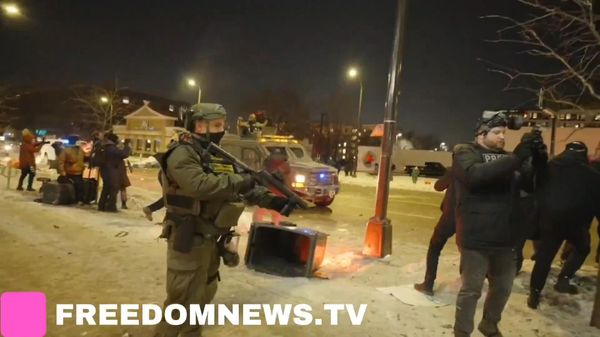 Новые погромы и разгон толпы в Миннеаполисе: местная полиция применила дым - Sputnik Армения