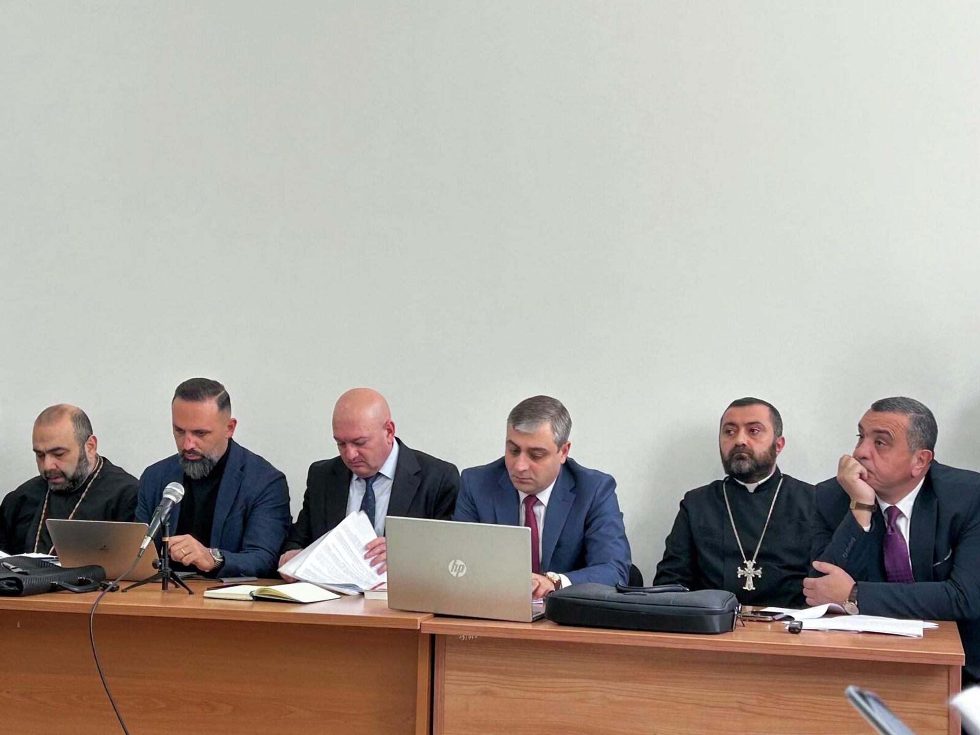 Первое заседание суда по делу епископа Мкртыча Прошяна (26 января 2026). Аштарак - Sputnik Армения, 1920, 26.01.2026