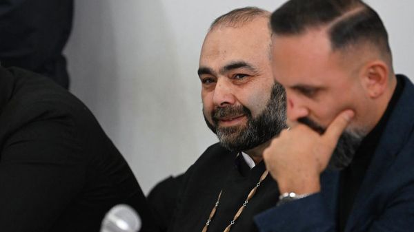 Епископ Мкртыч Прошян во время первого заседания суда общей юрисдикции первой инстанции Арагацотнской области (26 января 2026). Еревaн - Sputnik Армения