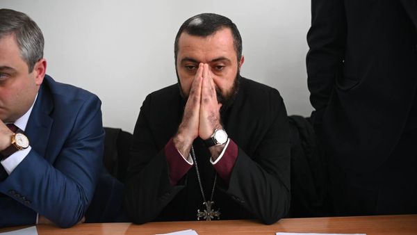 Духовный пастырь церкви Сурб Геворг в Мугни Гарегин Арсенян на первом заседании суда по делу епископа Мкртича Прошяна (26 января 2026). Аштарак - Sputnik Армения