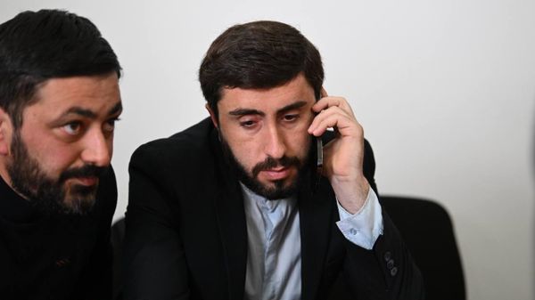 Степан Асатрян (бывший отец Арам) и Арамаис Тахмазян (бывший отец Таде) на первом заседании суда по делу епископа Мкртича Прошяна (26 января 2026). Аштарак - Sputnik Армения