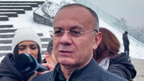 Сейран Оганян общается с прессой во время посещения военного пантеона Ераблур по случаю Дня армии (28 января 2026). Еревaн - Sputnik Армения
