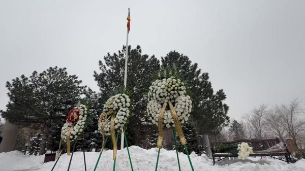 К военному пантеону Ераблур в День армянской армии с утра несут венки и цветы — в память о всех погибших военнослужащих. - Sputnik Արմենիա