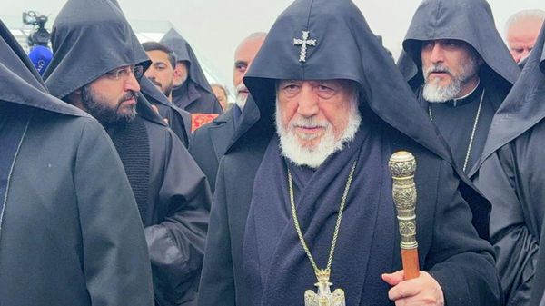 Католикос Гарегин II во время посещения военного пантеона Ераблур по случаю Дня армии (28 января 2026). Еревaн - Sputnik Армения