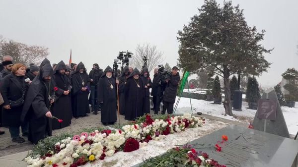 Католикос Гарегин II посетил военный пантеон Ераблур по случаю Дня армии - Sputnik Армения