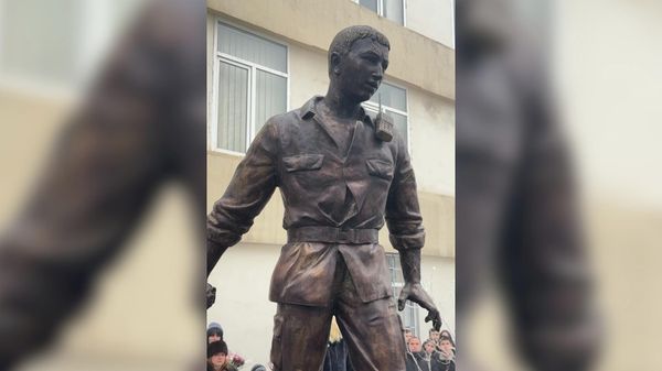 Во дворе Ереванской школы № 147 состоялось открытие памятника Роберту Абаджяну, герою Четырехдневной войны - Sputnik Армения