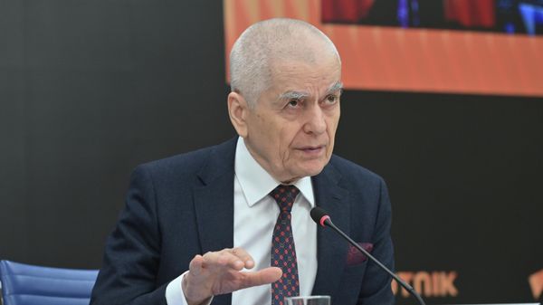 Геннадий Онищенко во время видеомоста на тему Биобезопасность стран ЕАЭС (28 января 2026). Москва - Sputnik Армения