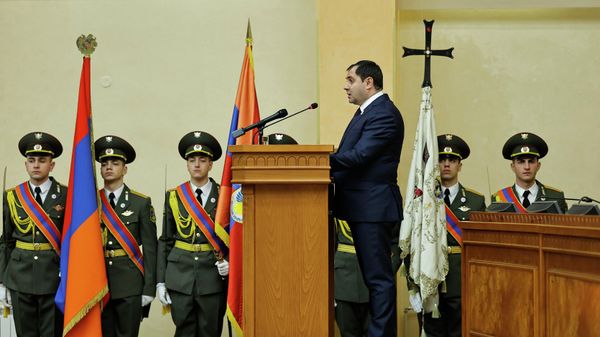 По случаю 34-й годовщины образования Вооруженных сил РА премьер-министр Никол Пашинян и министр обороны Сурен Папикян приняли участие в торжественном заседании (28 января 2026). Еревaн - Sputnik Армения