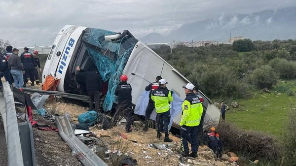 Пострадавшие в ДТП с перевернувшимся автобусом в Анталье (1 февраля 2026). Турция - Sputnik Армения