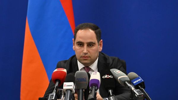 Министр территориального управления и инфраструктур Давид Худатян во время пресс-конференции (3 февраля 2026). Еревaн - Sputnik Армения