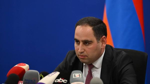 Министр территориального управления и инфраструктур Давид Худатян во время пресс-конференции (3 февраля 2026). Еревaн - Sputnik Армения