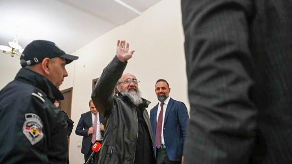 Предводитель Ширакской епархии архиепископ Микаэл Аджапахян прибывает в зал суда (4 февраля 2026). Еревaн - Sputnik Армения