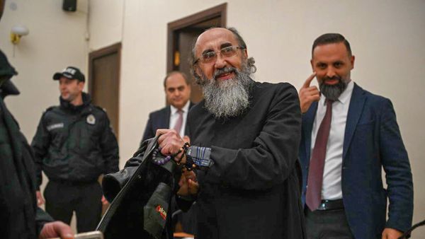 Предводитель Ширакской епархии архиепископ Микаэл Аджапахян прибывает в зал суда (4 февраля 2026). Еревaн - Sputnik Армения